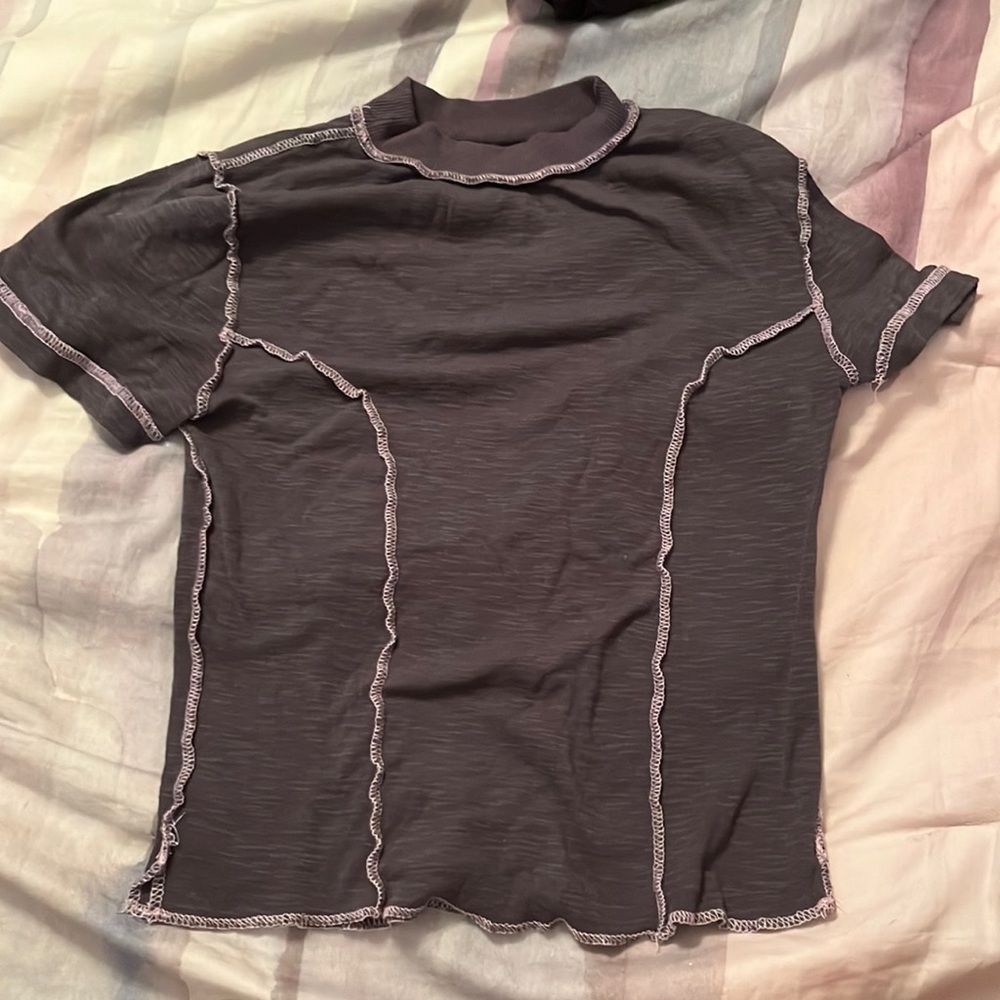 grey and pink right short sleeved shirt